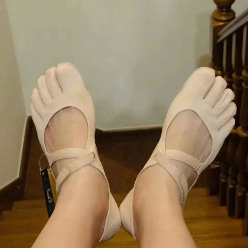 Lightweight, breathable, and quick-drying five-toed V-Soul sneakers are perfect for yoga, walking, and outdoor activities.