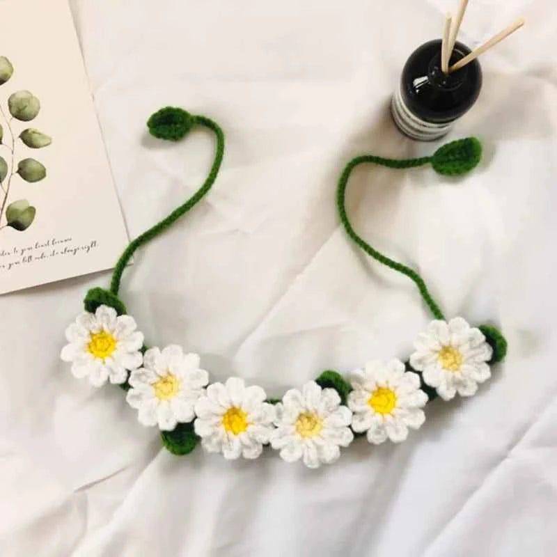 Hand-knitted Pet Necklace Cat Decoration Cute Daisy Flower Necklace Dog Accessories Suitable for Pet Photo Taking