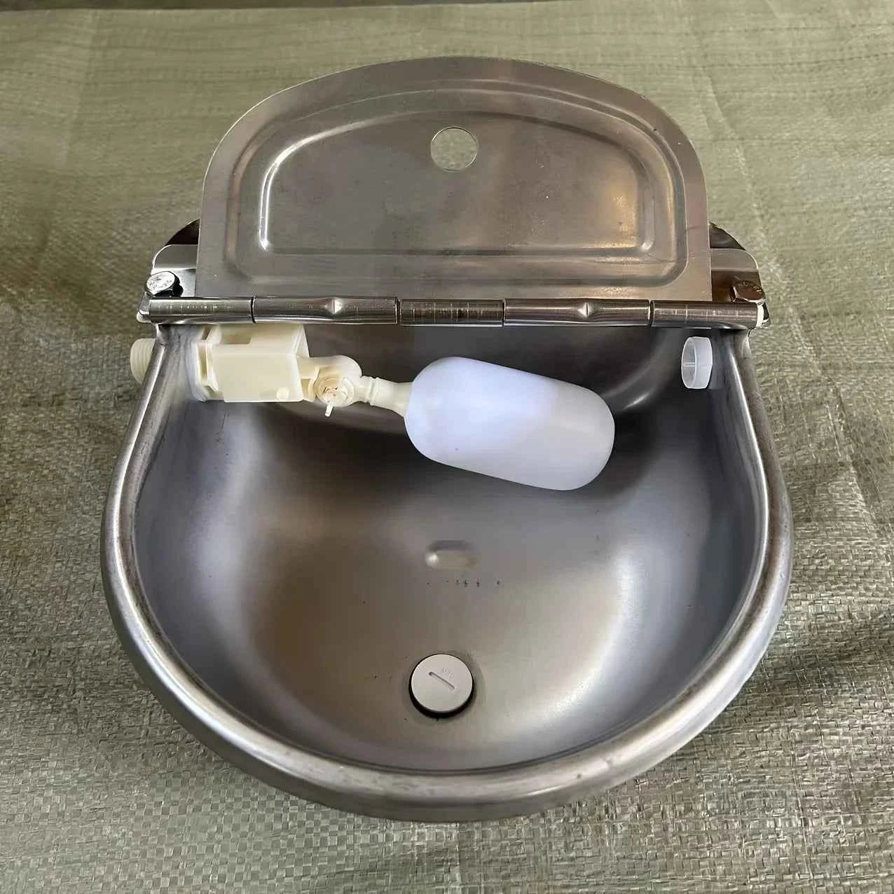 Damaly，Automatic Gravity-Fed Outdoor Pet Water Dispenser Bowl with Built-In Reservoir,  Dogs, Cats,Easyclean Material