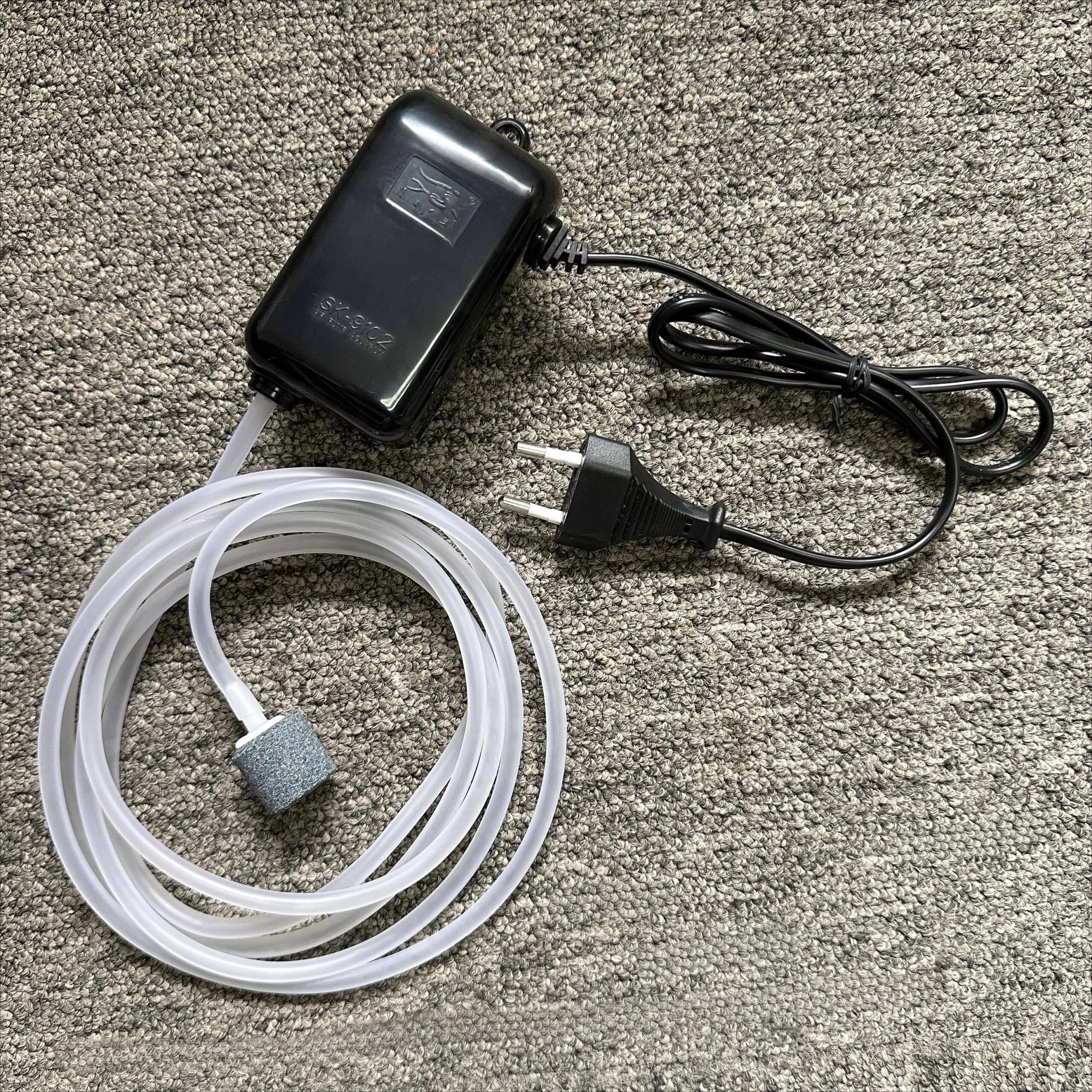 Single-hole air pump